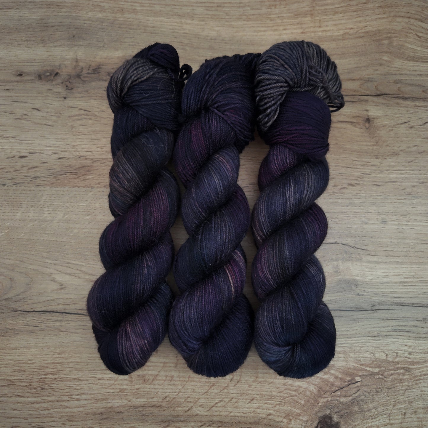 Écheveaux de laine teints à la main • Jaberwockie