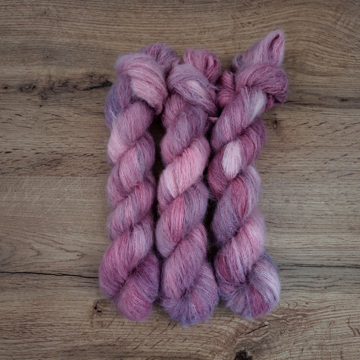 Écheveaux de laine teints à la main • Amortencia