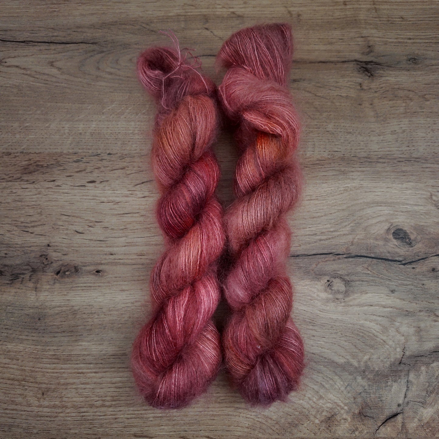 Écheveaux de laine teints à la main • Plume en sucre