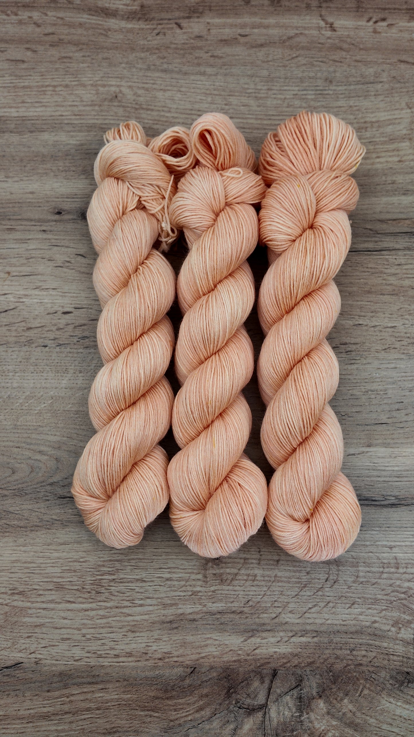 Écheveaux de laine teints à la main • Patacitrouille