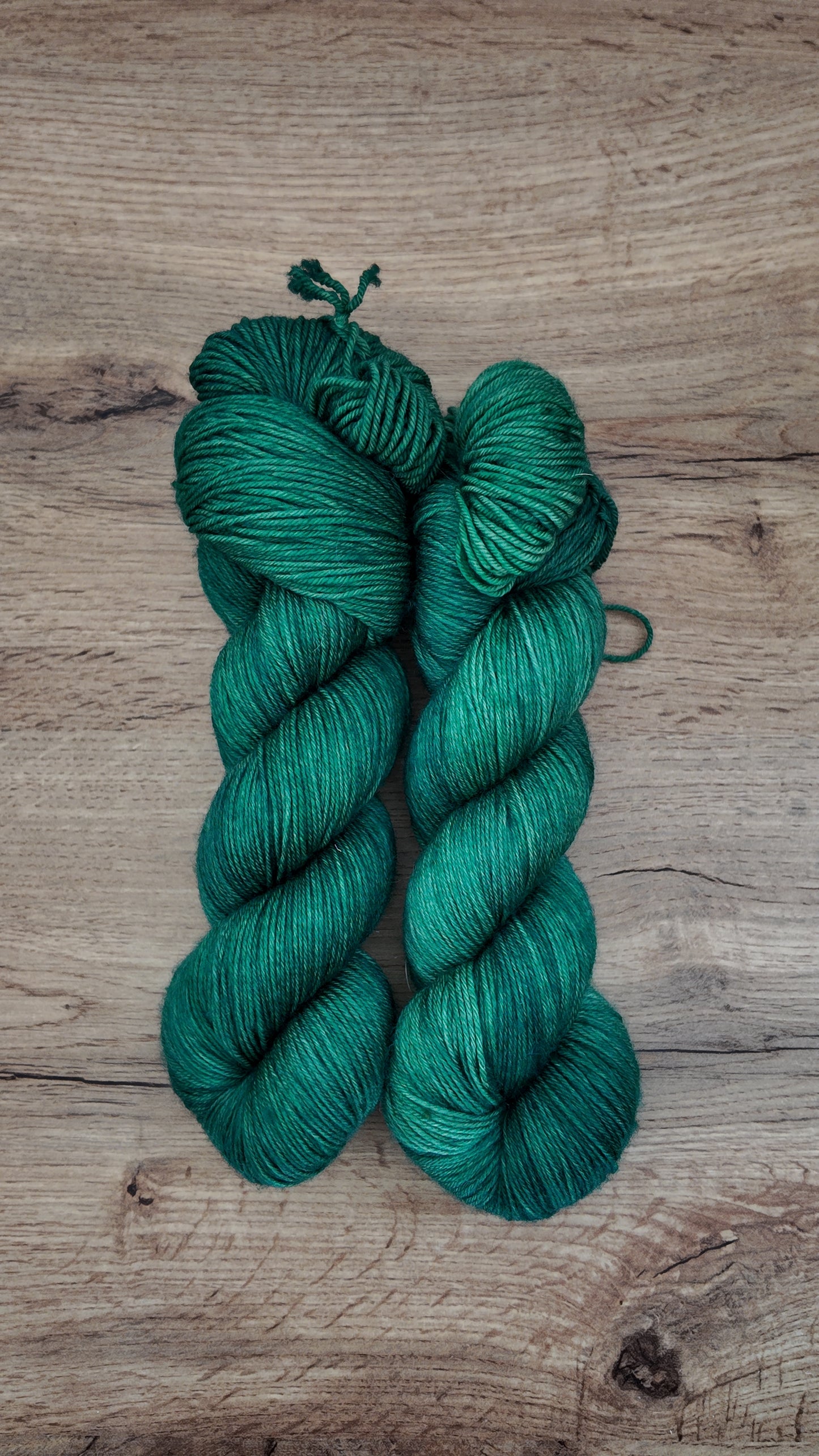 Écheveaux de laine teints à la main • Sylvebarde