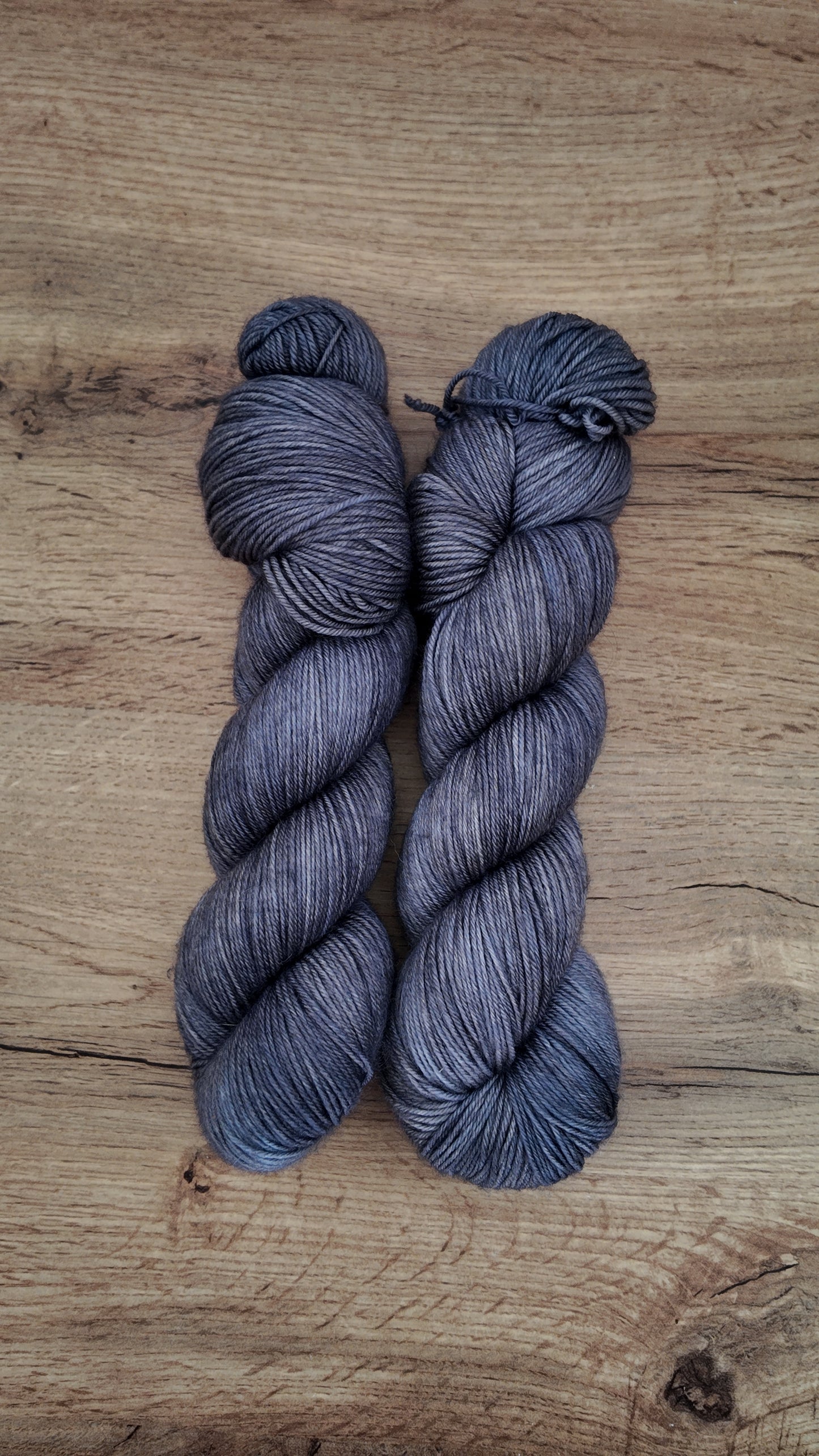 Écheveaux de laine teints à la main • Nebulus