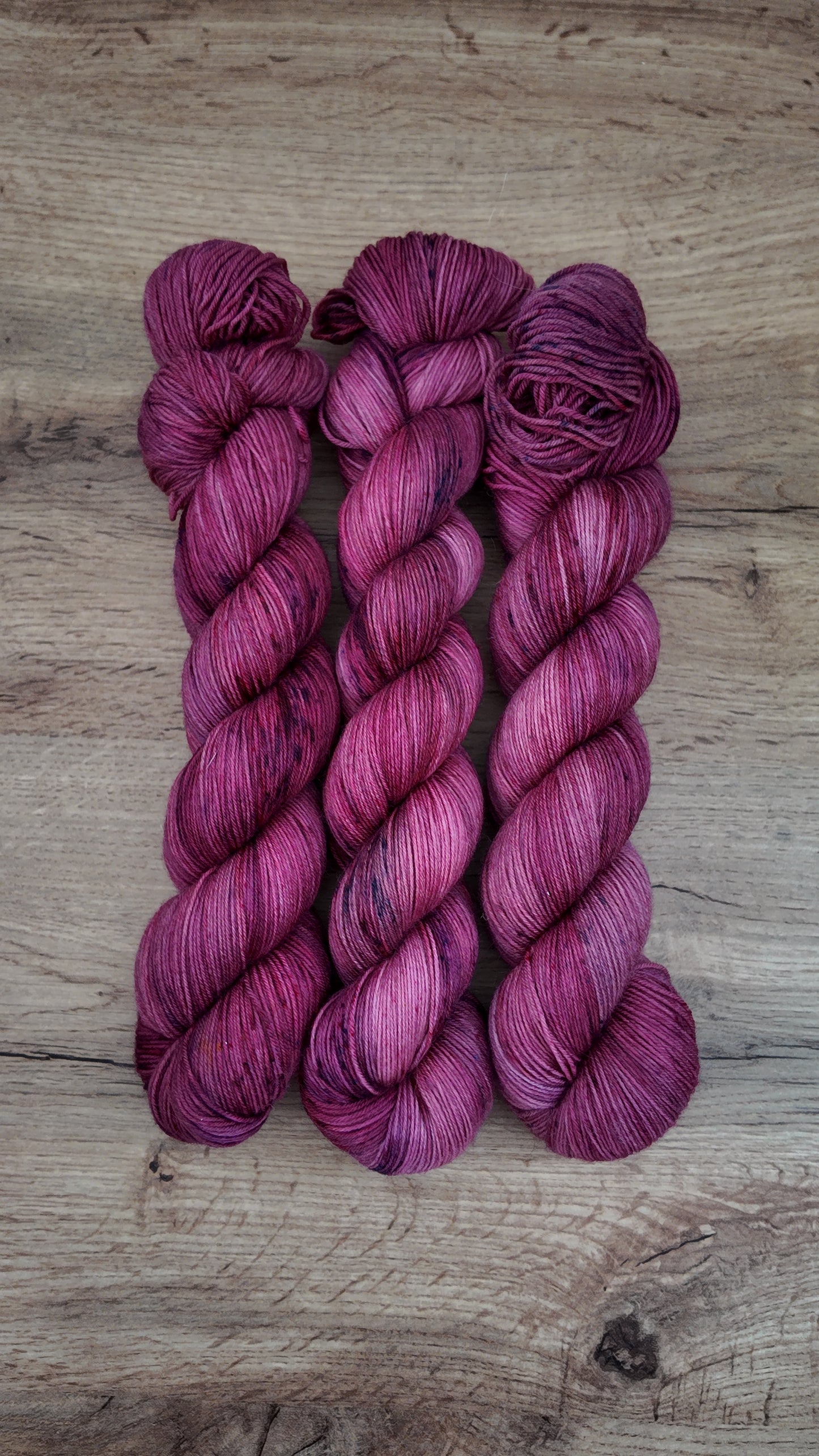 Écheveaux de laine teints à la main • Rose enchantée