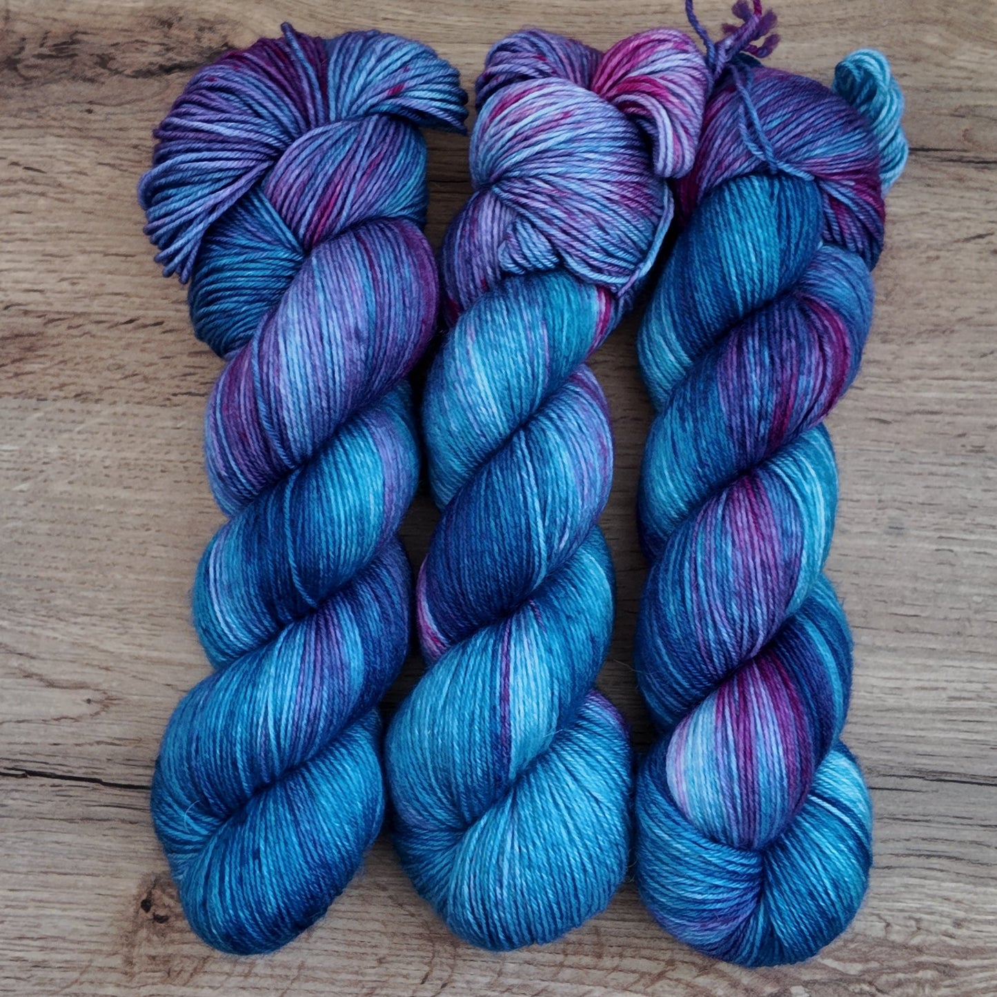 Écheveaux de laine teints à la main • Nebuleuse