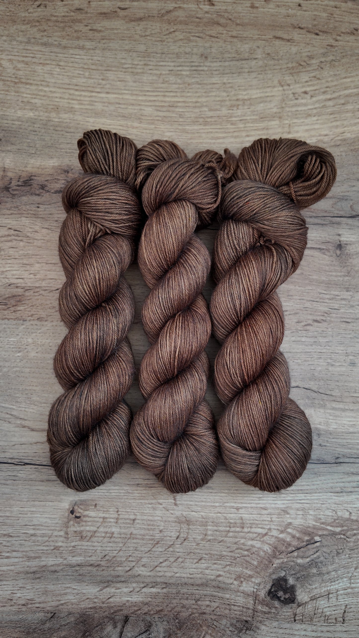 Écheveaux de laine teints à la main • Vol sur un balai