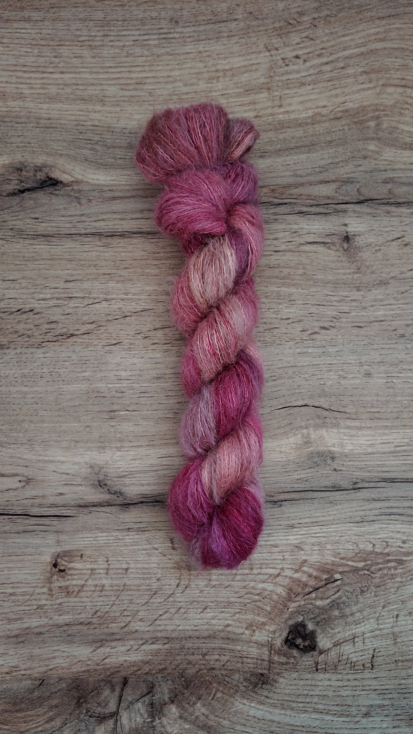 Écheveaux de laine teints à la main • Embrasser une sorcière