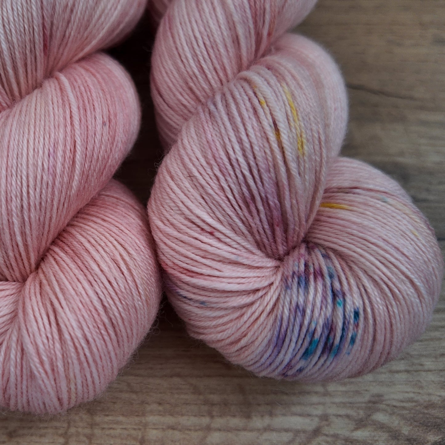 Echeveaux de laine teints à la main • Edition unique