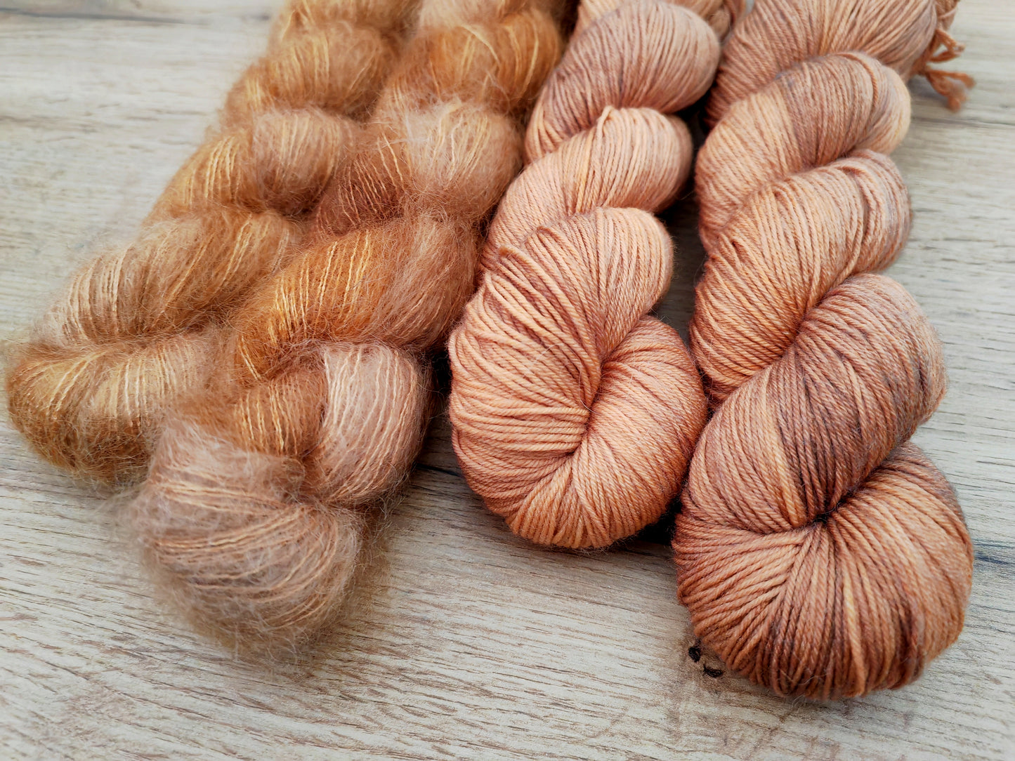Écheveaux de laine teints à la main • Les caramels de Molly Weasley