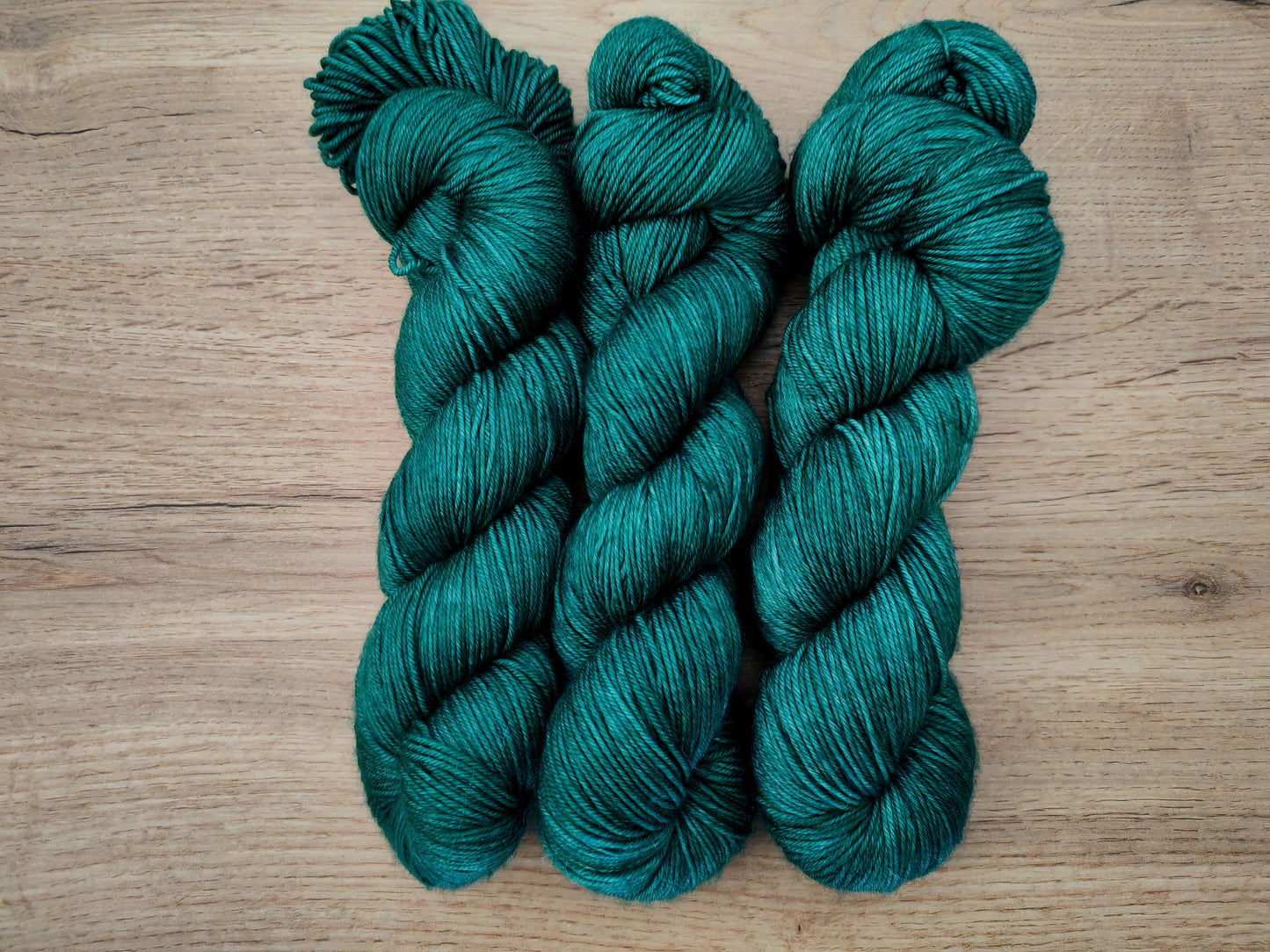 Écheveaux de laine teints à la main • Minerva