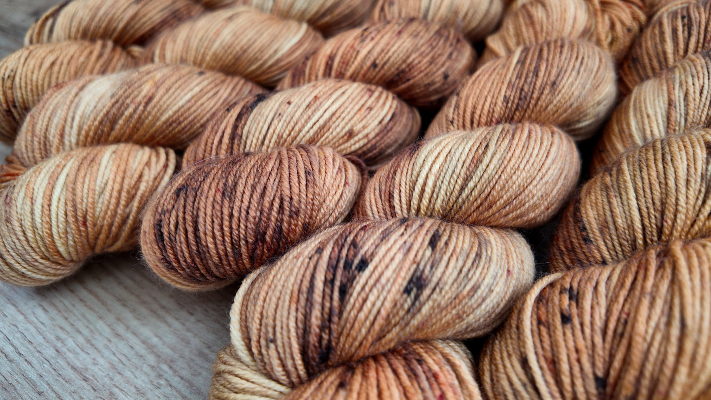 Écheveaux de laine teints à la main • Pumpkin spices DK