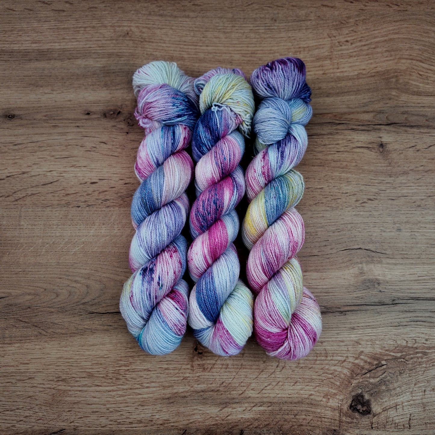 Écheveaux de laine teint à la main • Luna Lovegood