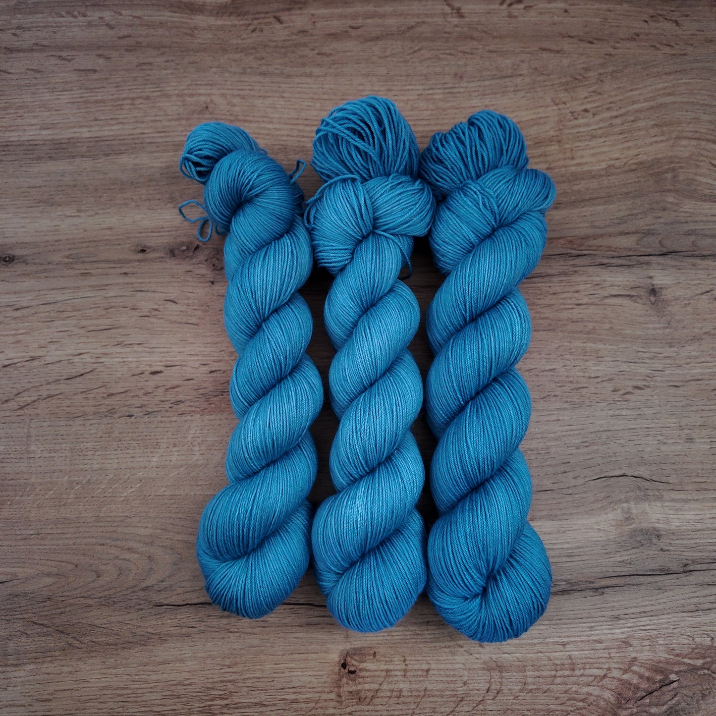 Écheveaux de laine teints à la main • Alice