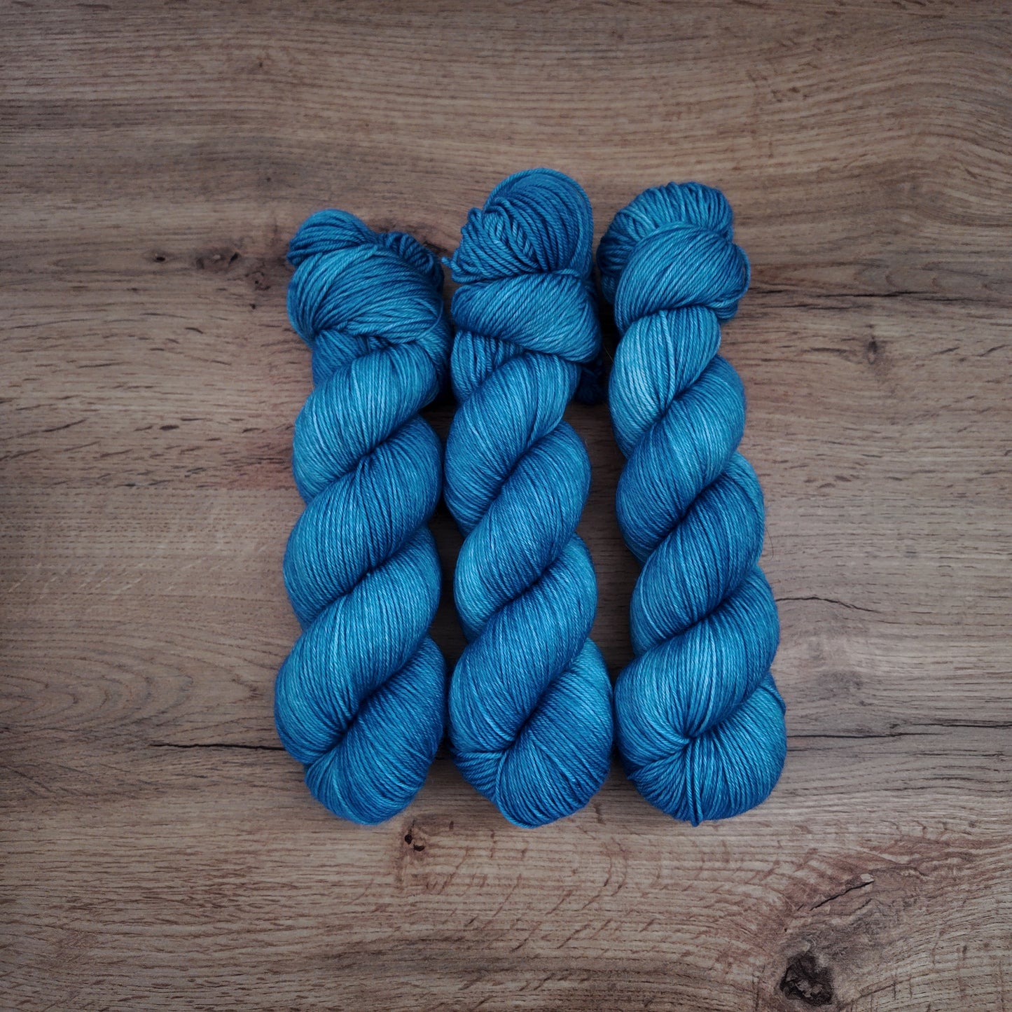 Écheveaux de laine teints à la main • Alice