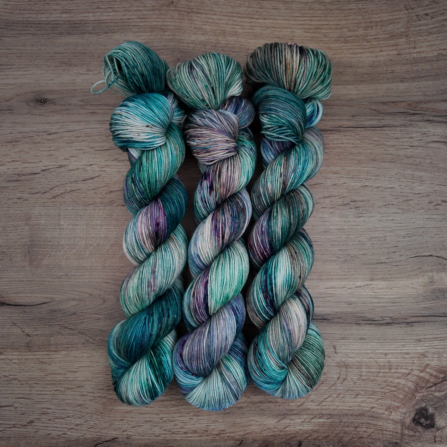 Écheveaux de laine teints à la main • Expeliarmus