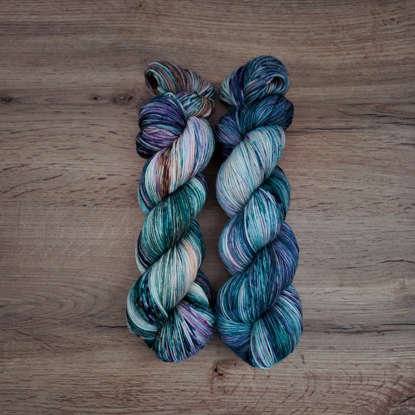 Écheveaux de laine teints à la main • Expeliarmus