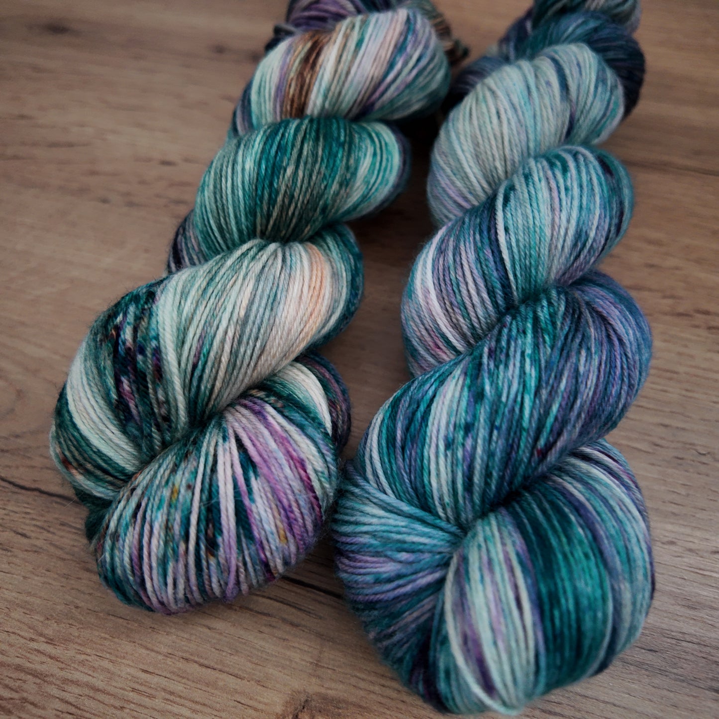 Écheveaux de laine teints à la main • Expeliarmus