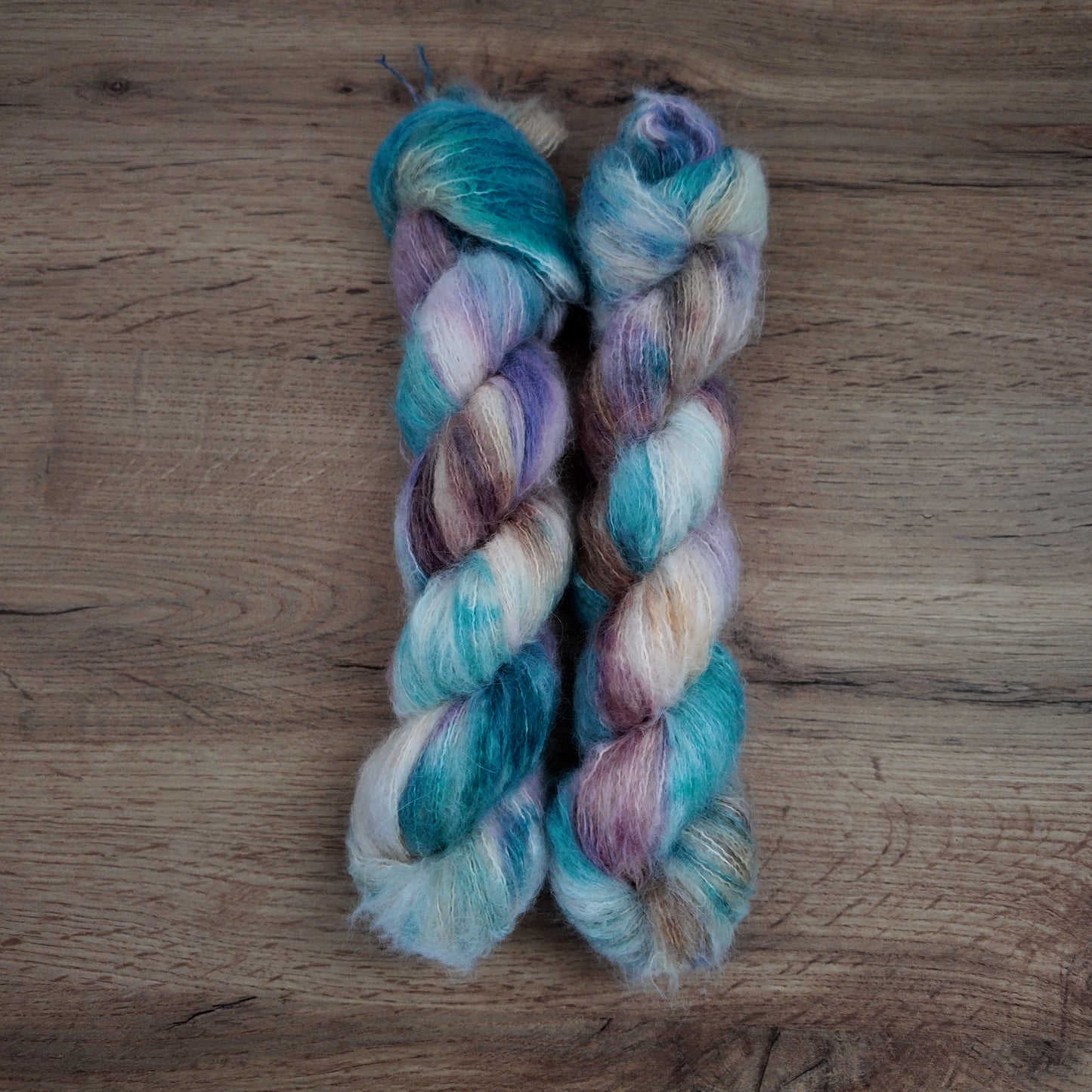 Écheveaux de laine teints à la main • Expeliarmus