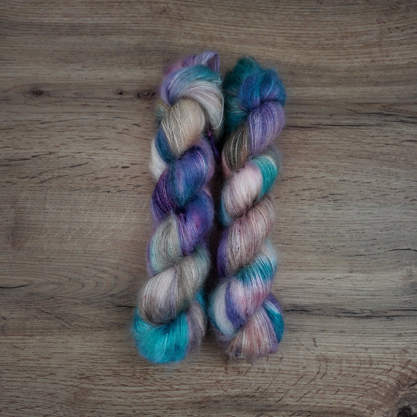 Écheveaux de laine teints à la main • Expeliarmus