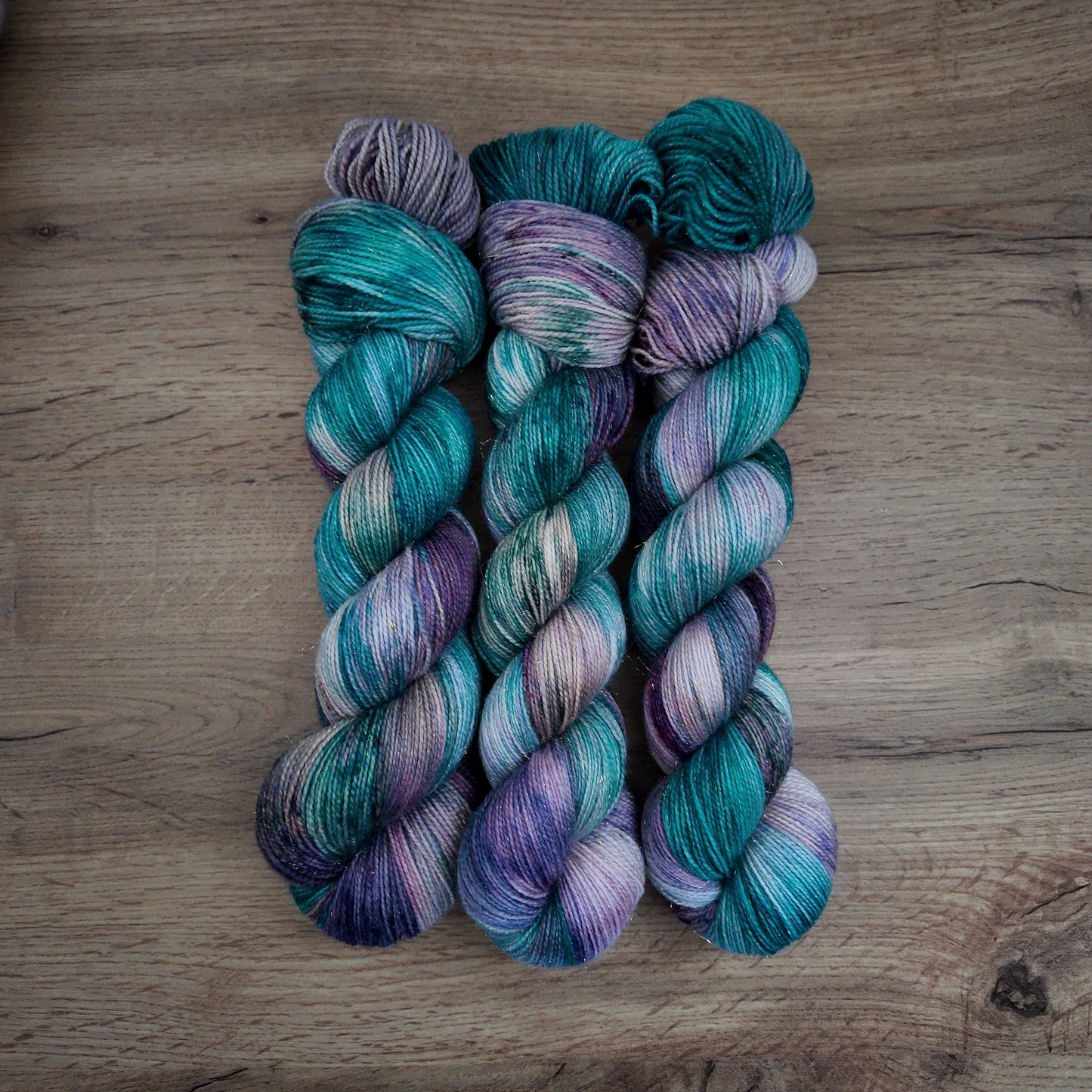 Écheveaux de laine teints à la main • Expeliarmus