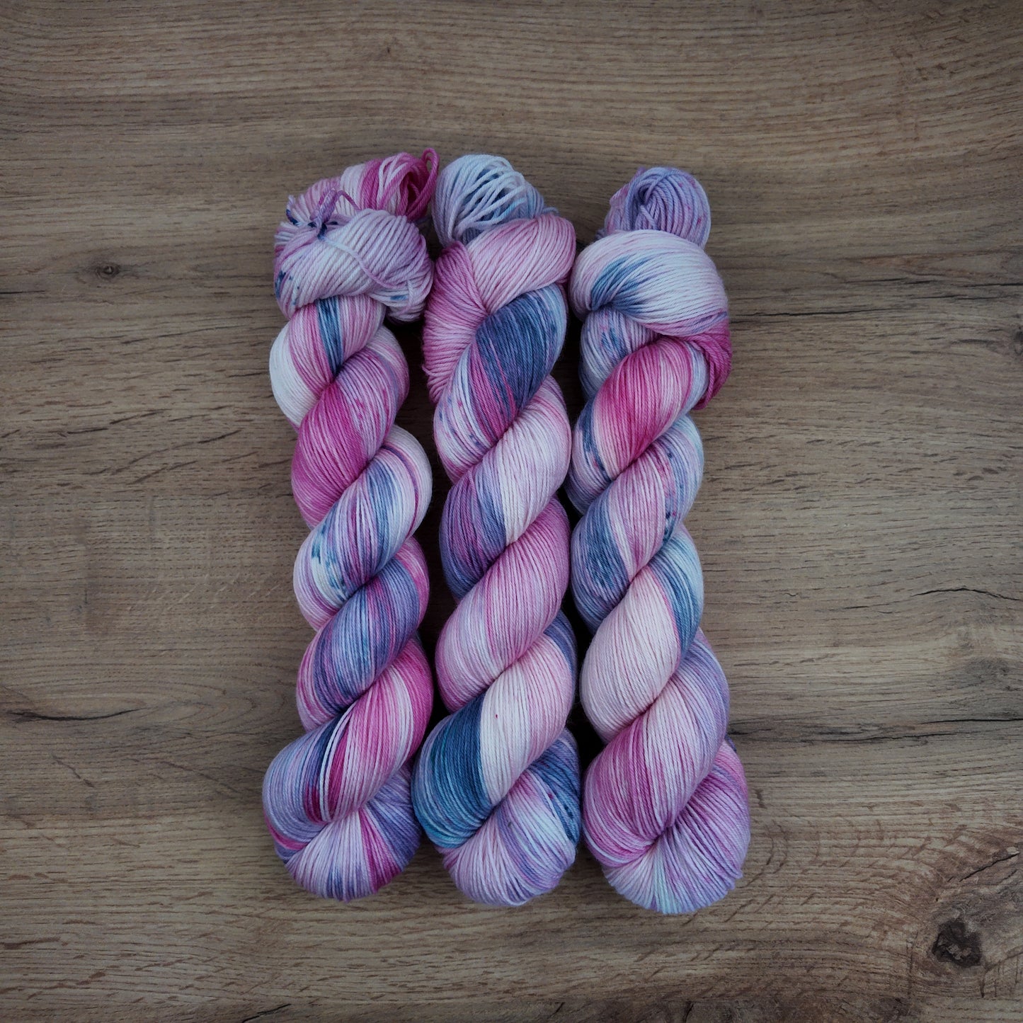 Écheveaux de laine teints à la main • Drink me