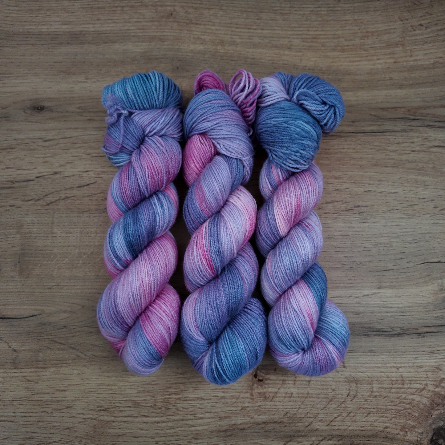 Écheveaux de laine teints à la main • Drink me