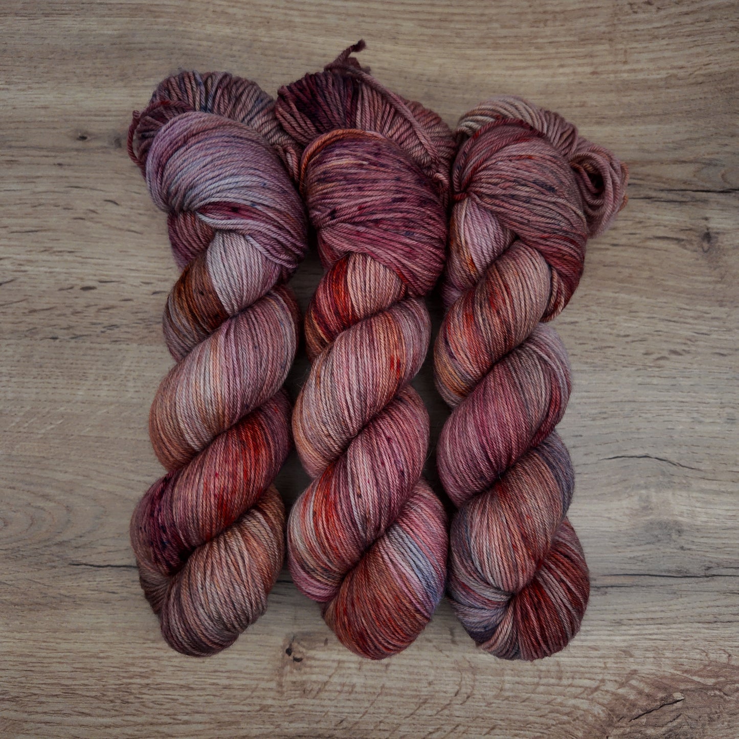 Écheveaux de laine teints à la main • Ginny Weasley