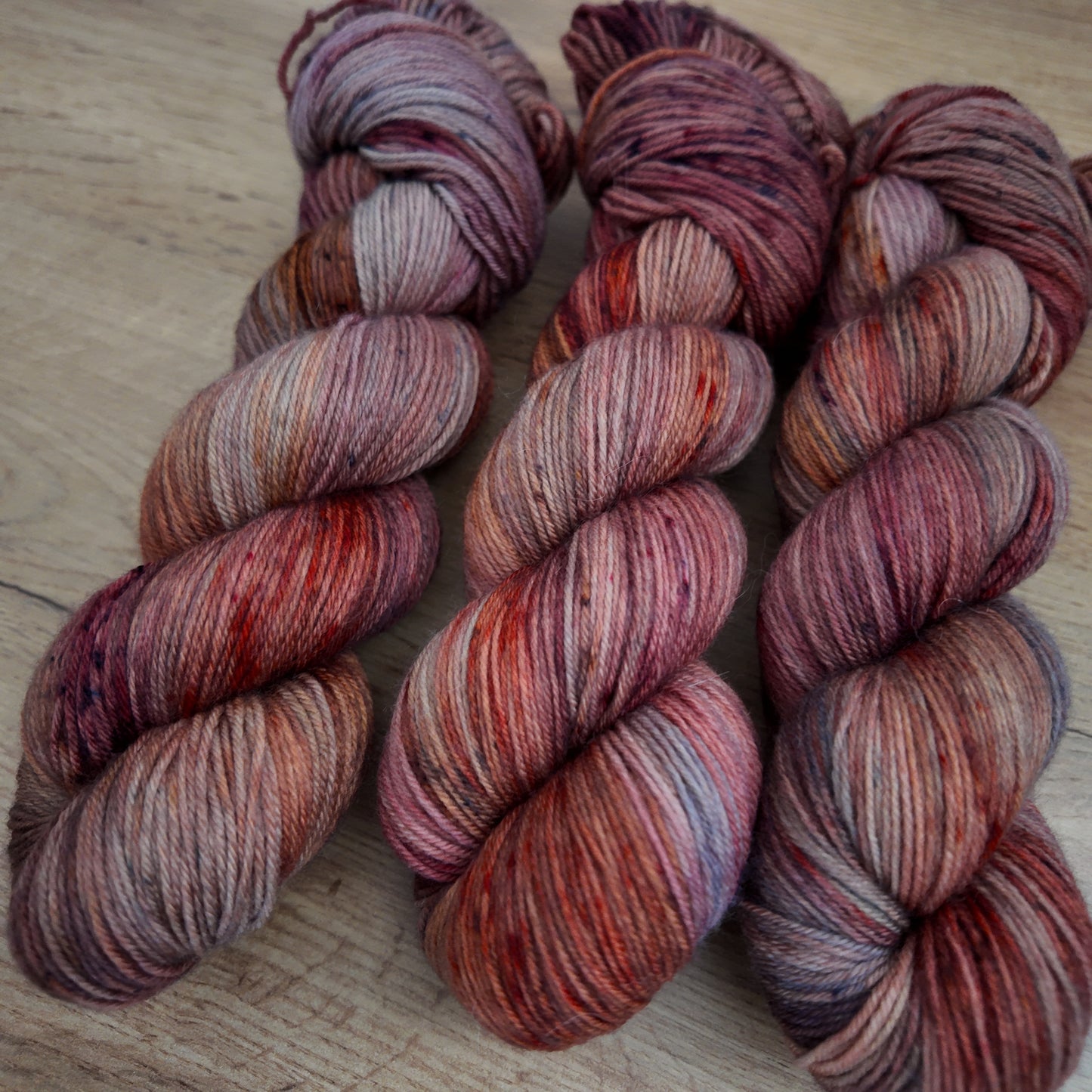 Écheveaux de laine teints à la main • Ginny Weasley
