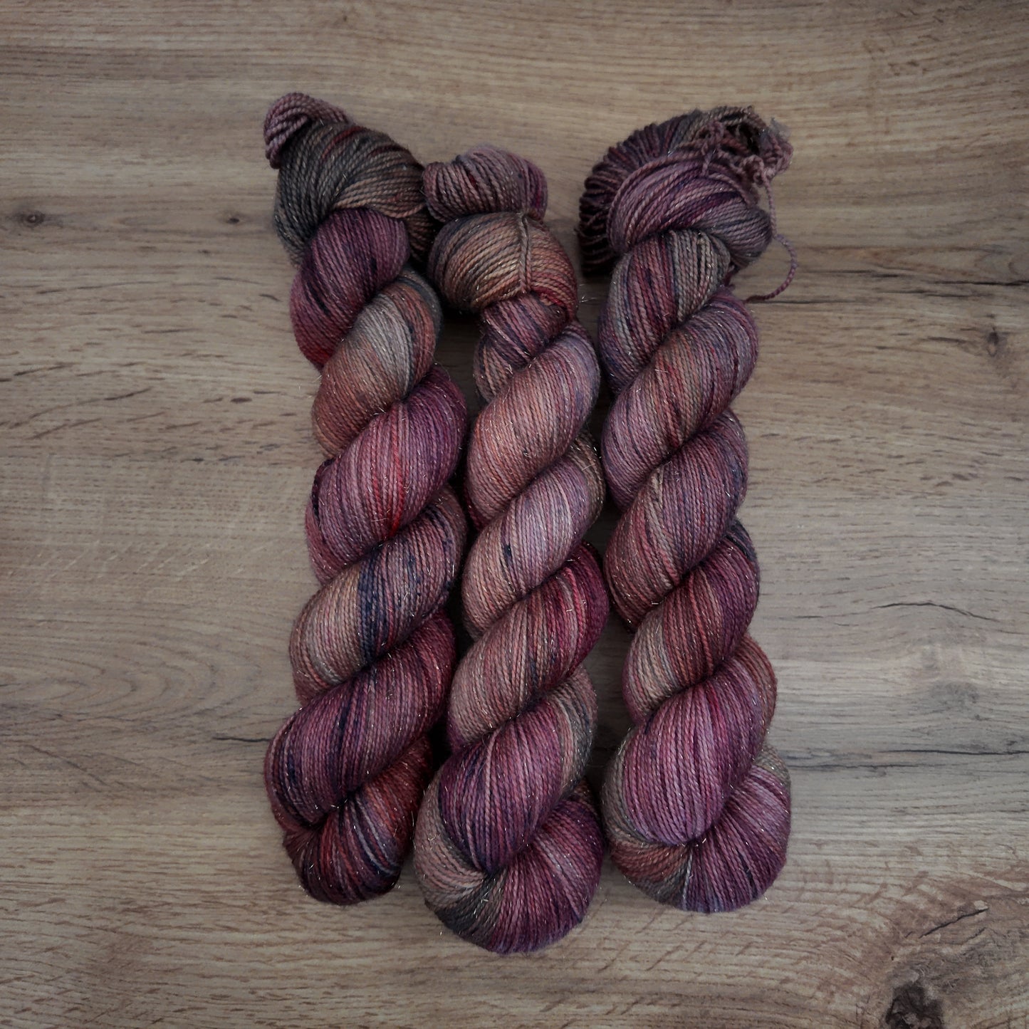 Écheveaux de laine teints à la main • Ginny Weasley