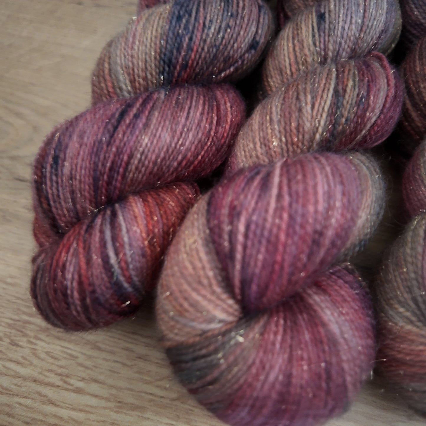 Écheveaux de laine teints à la main • Ginny Weasley