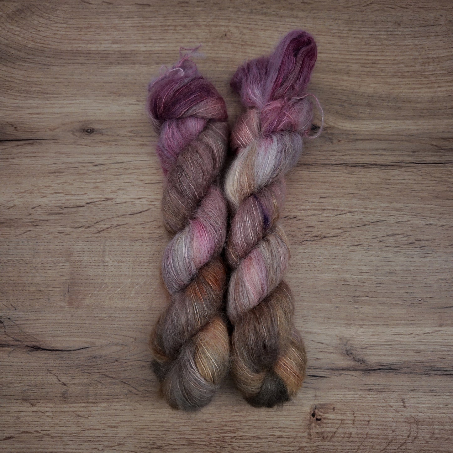 Écheveaux de laine teints à la main • Ginny Weasley