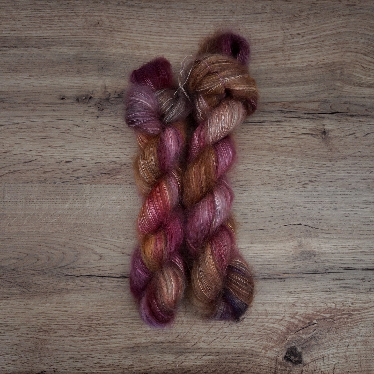 Écheveaux de laine teints à la main • Ginny Weasley