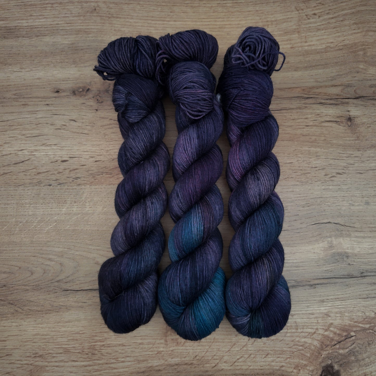 Écheveaux de laine teints à la main • Jaberwockie
