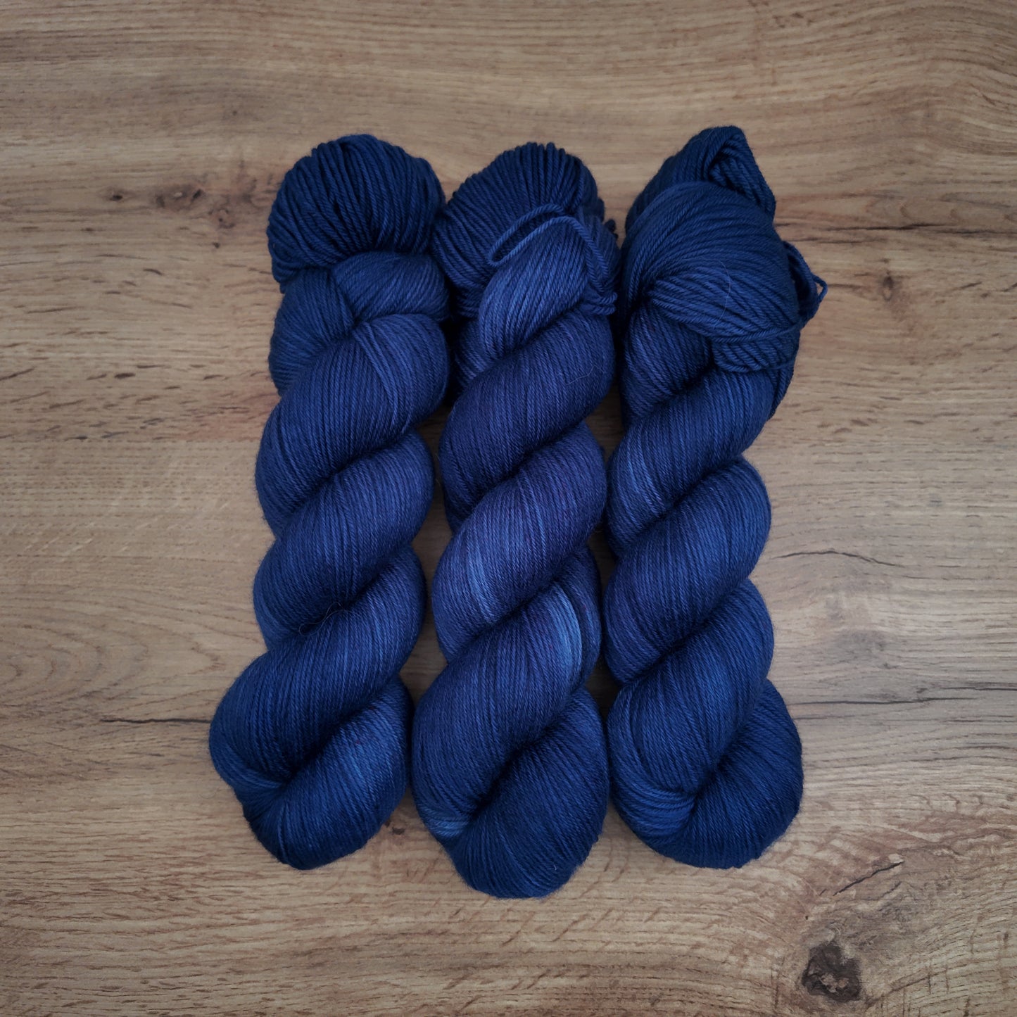 Écheveaux de laine teints à la main • Lutin de Cornouailles