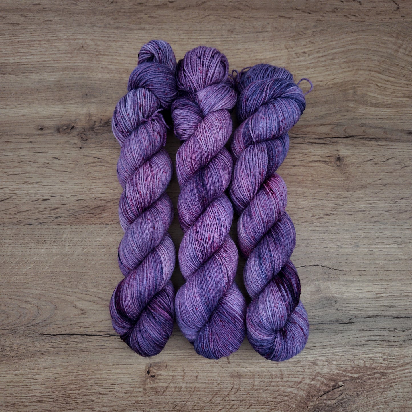 Écheveaux de laine teints à la main • Revelio