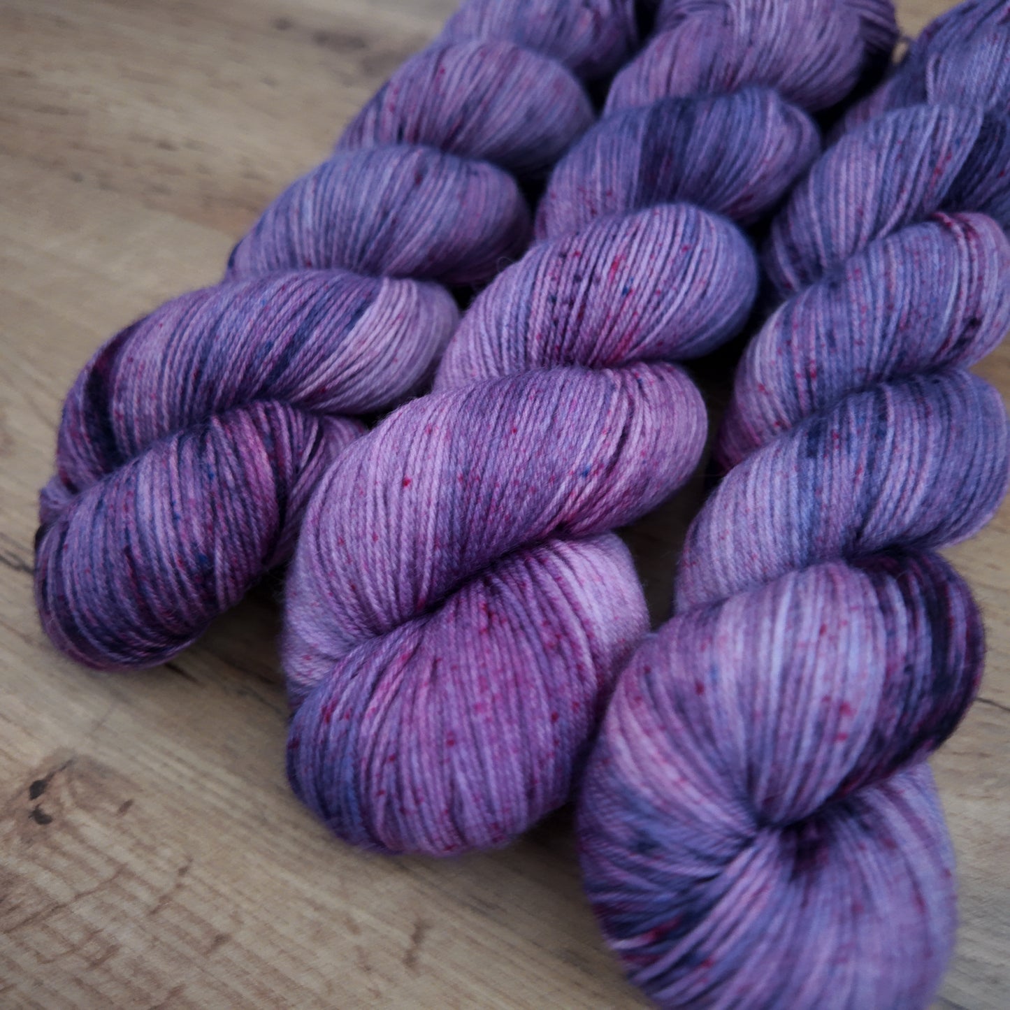 Écheveaux de laine teints à la main • Revelio