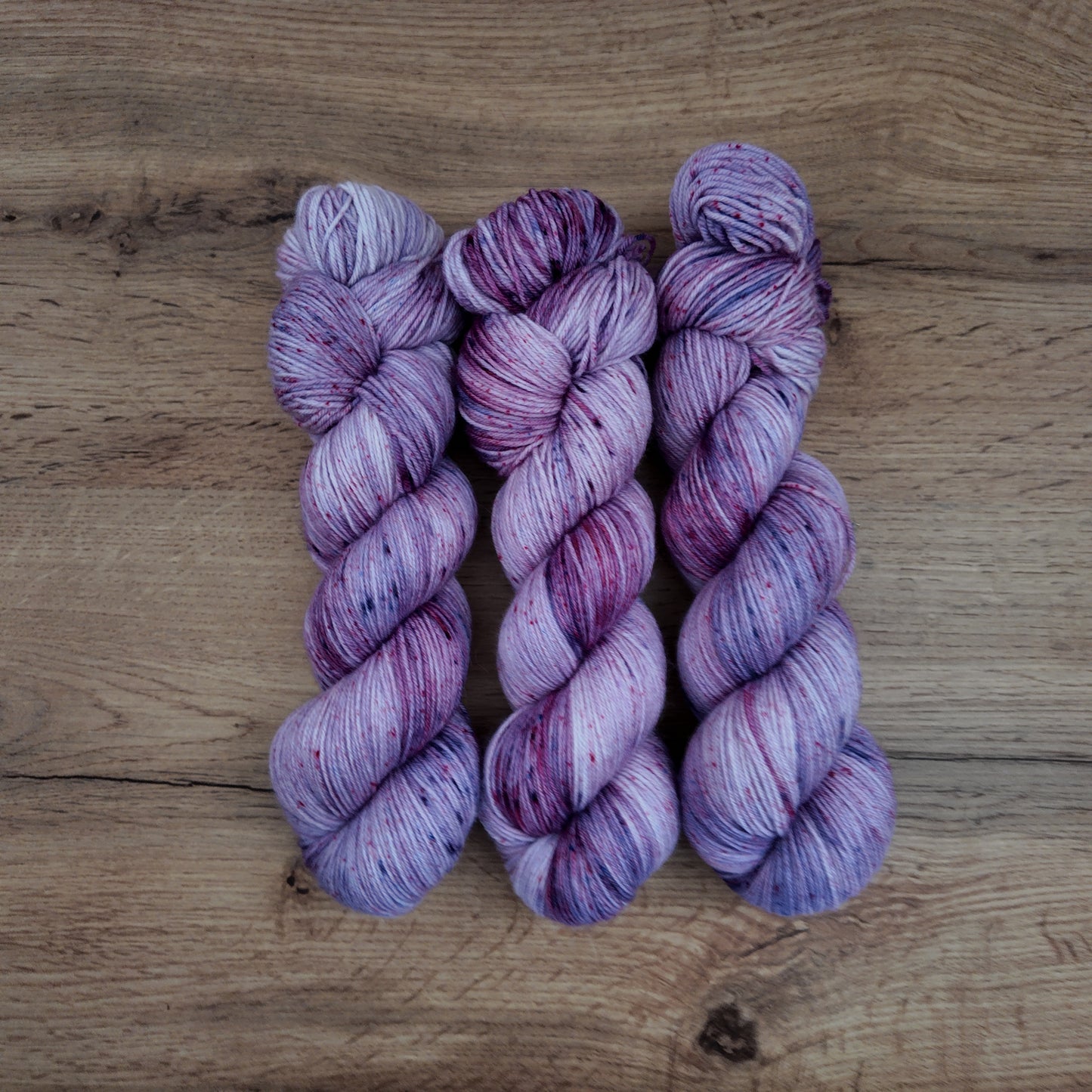 Écheveaux de laine teints à la main • Revelio