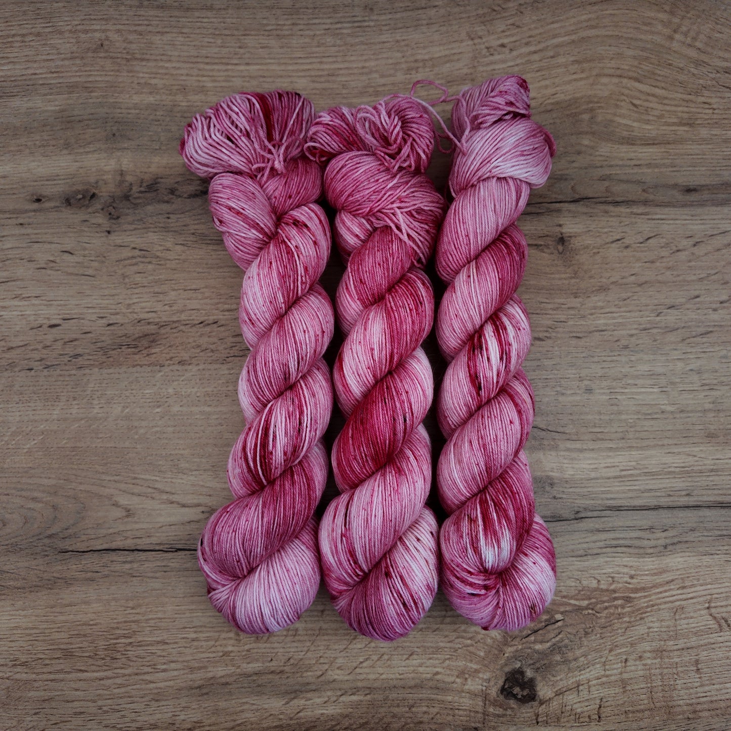 Écheveaux de laine teints à la main • Amortencia