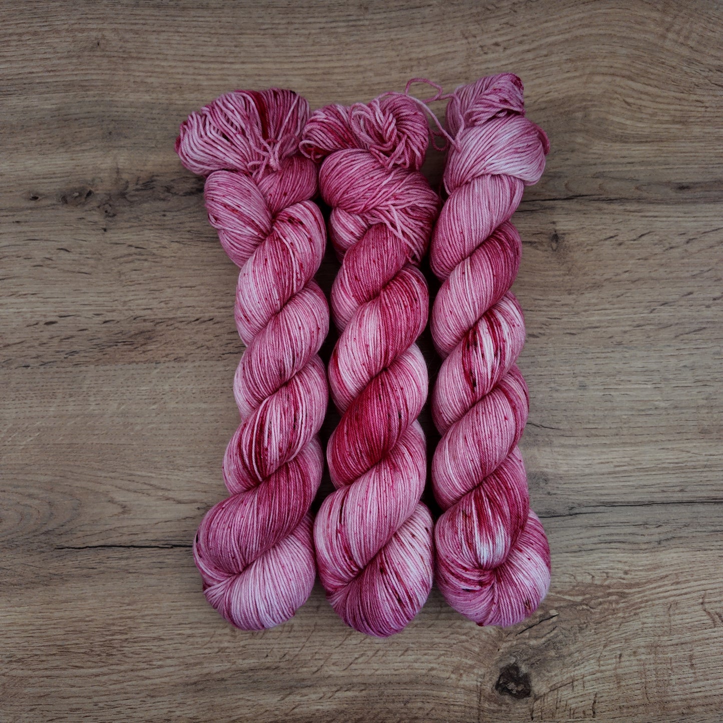 Écheveaux de laine teints à la main • Amortencia