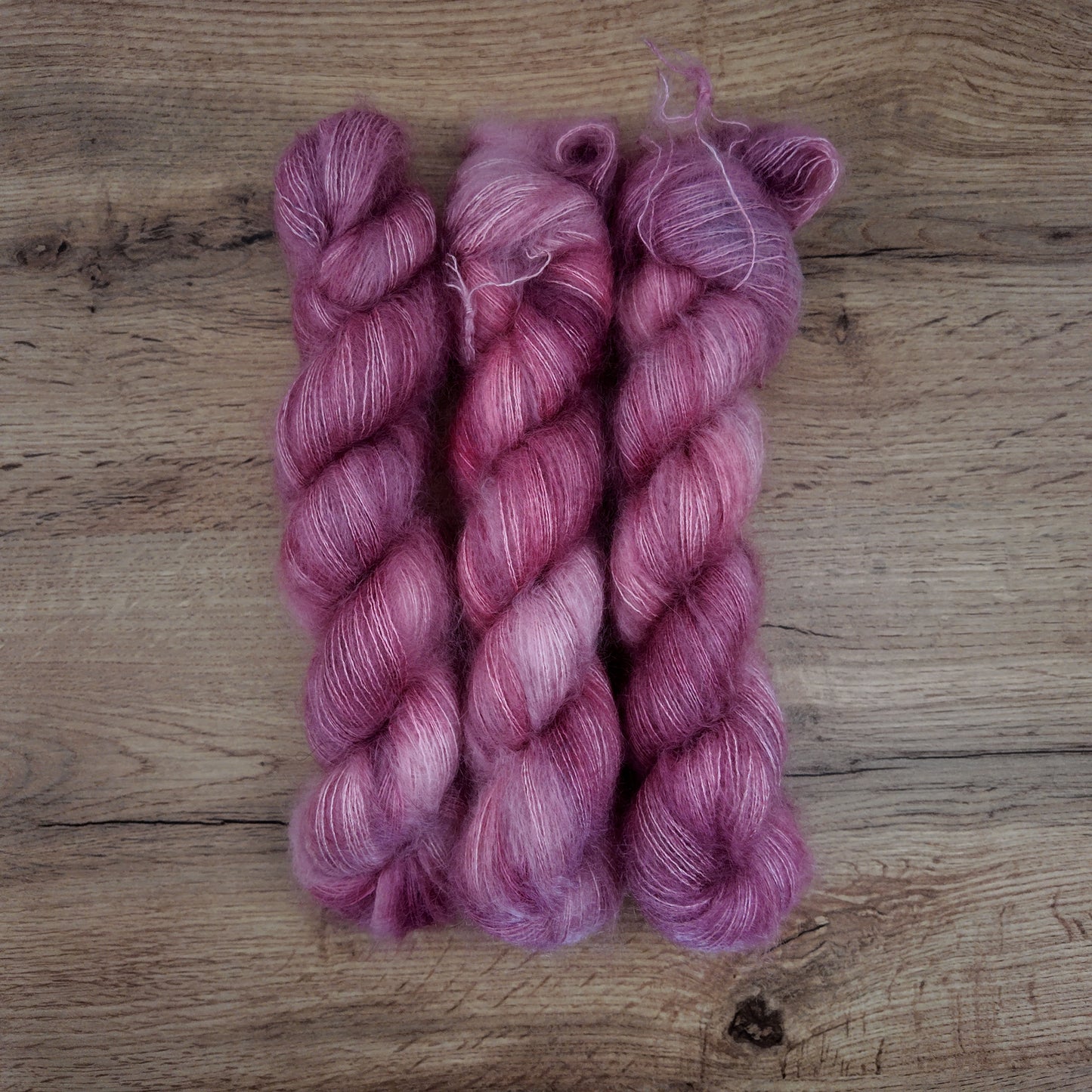 Écheveaux de laine teints à la main • Amortencia