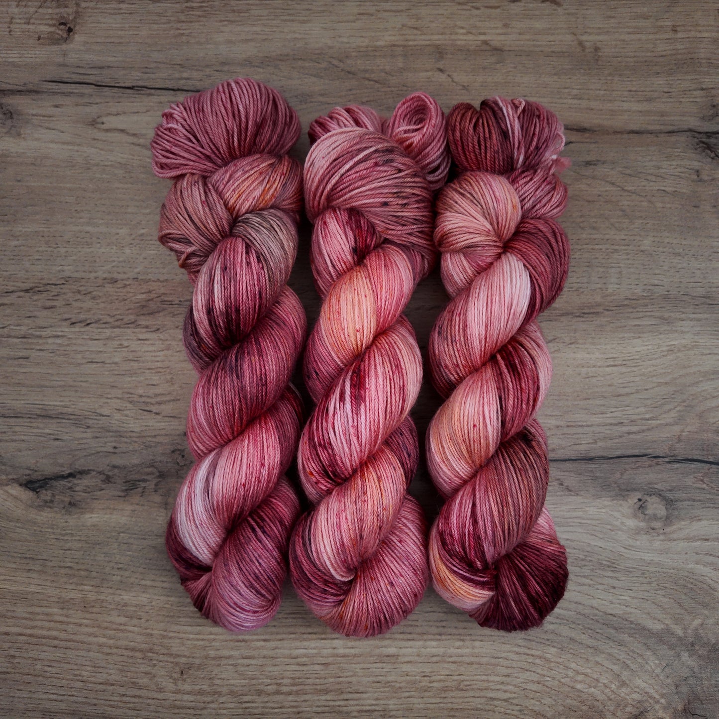 Écheveaux de laine teints à la main • Plume en sucre