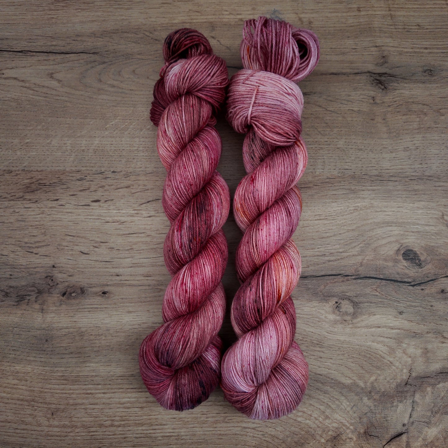 Écheveaux de laine teints à la main • Plume en sucre