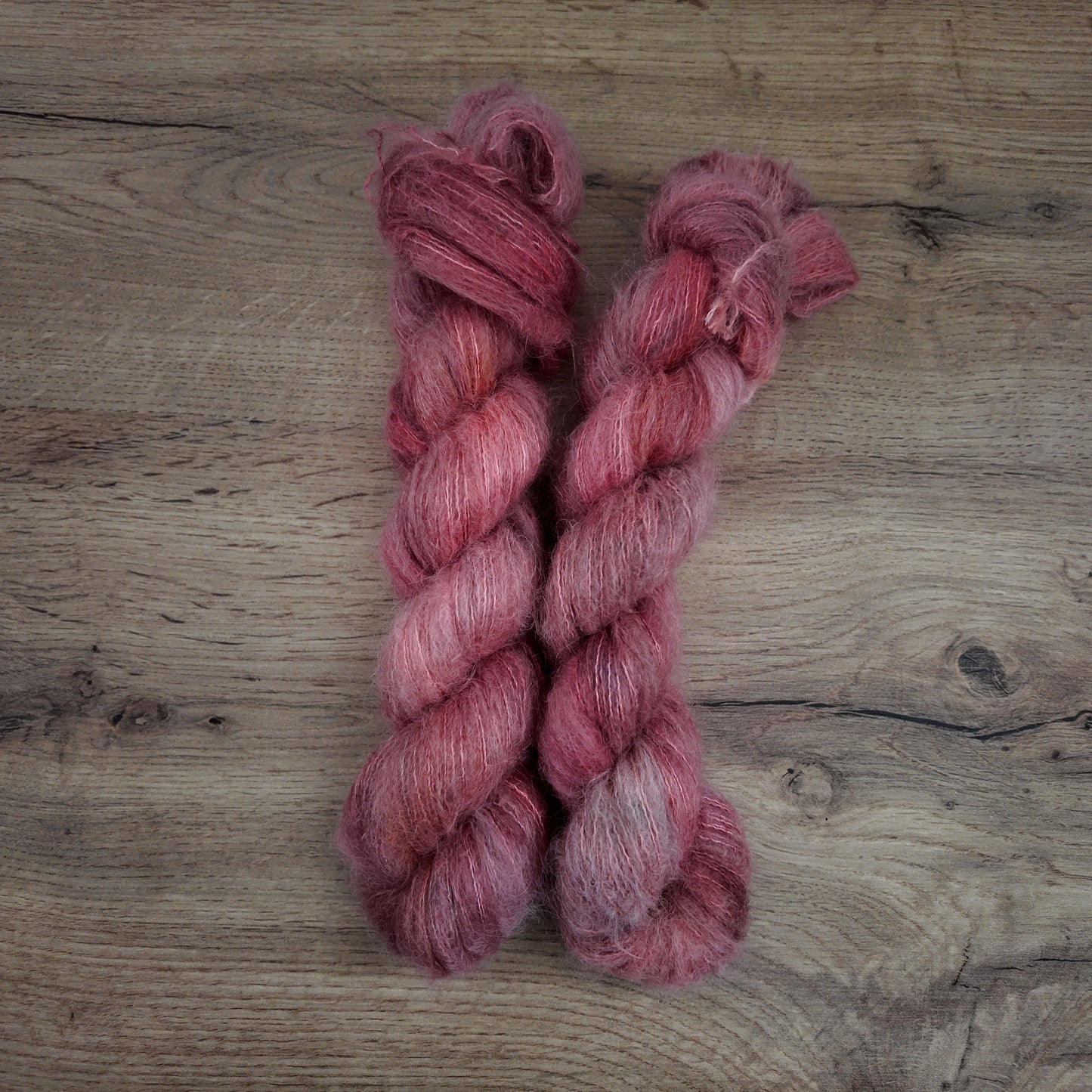 Écheveaux de laine teints à la main • Plume en sucre