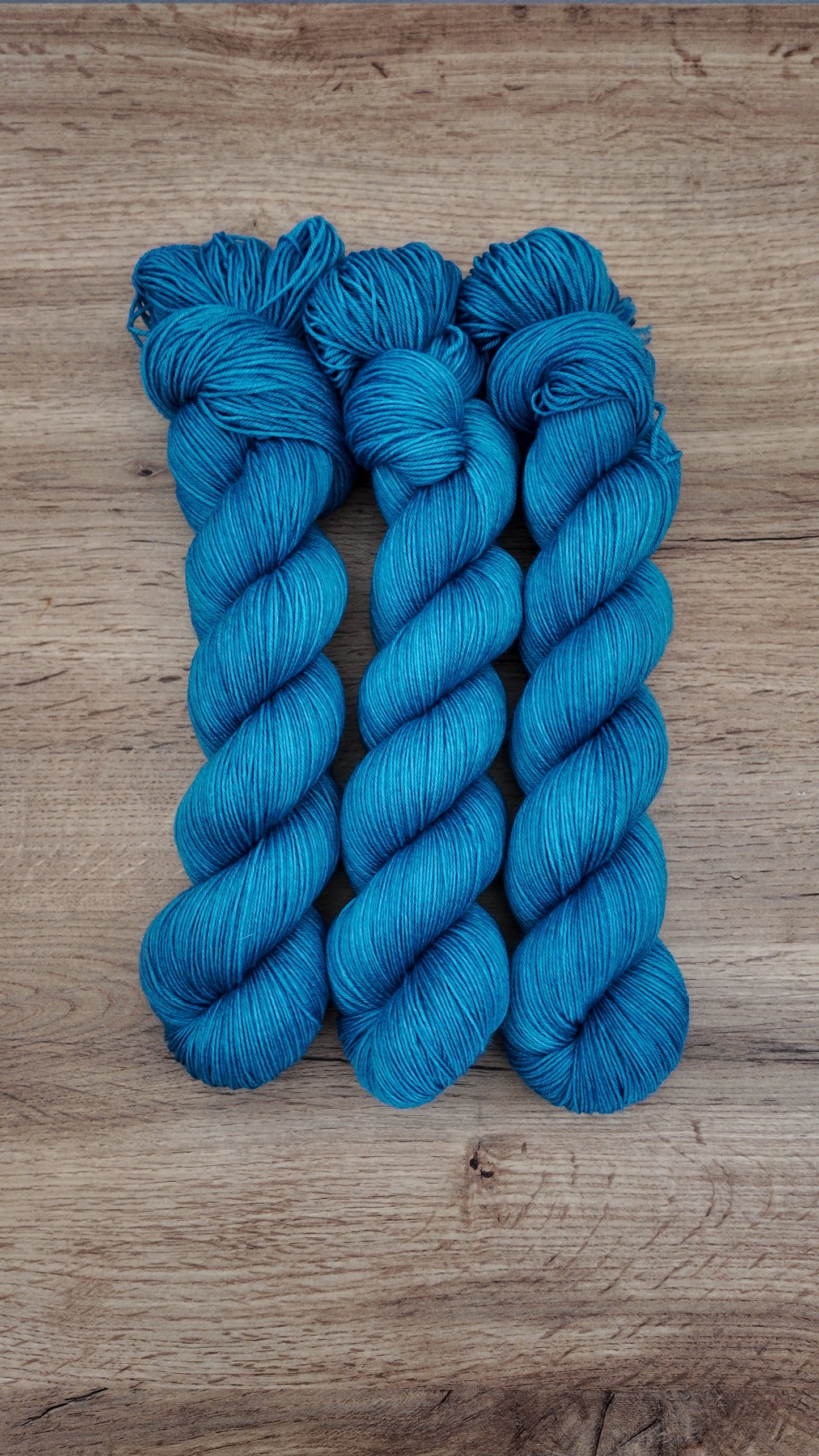 Écheveaux de laine teints à la main • La robe de Belle