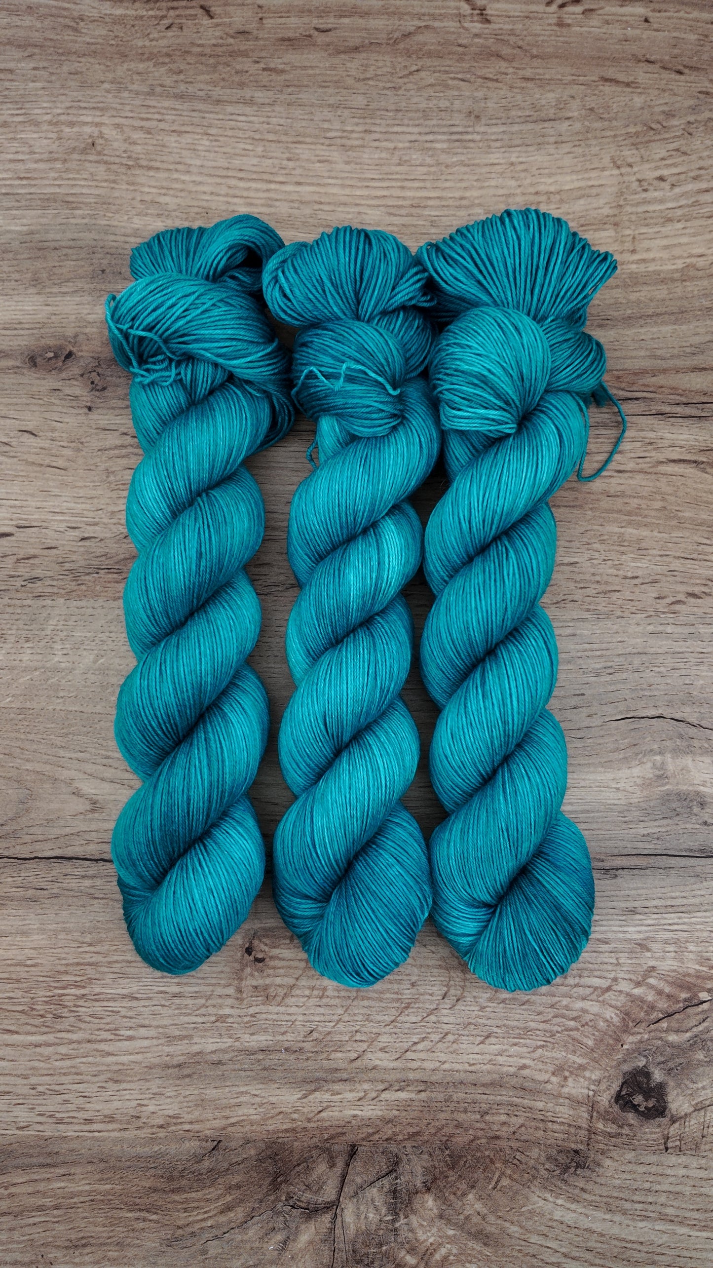 Écheveaux de laine teints à la main • Tourmaline