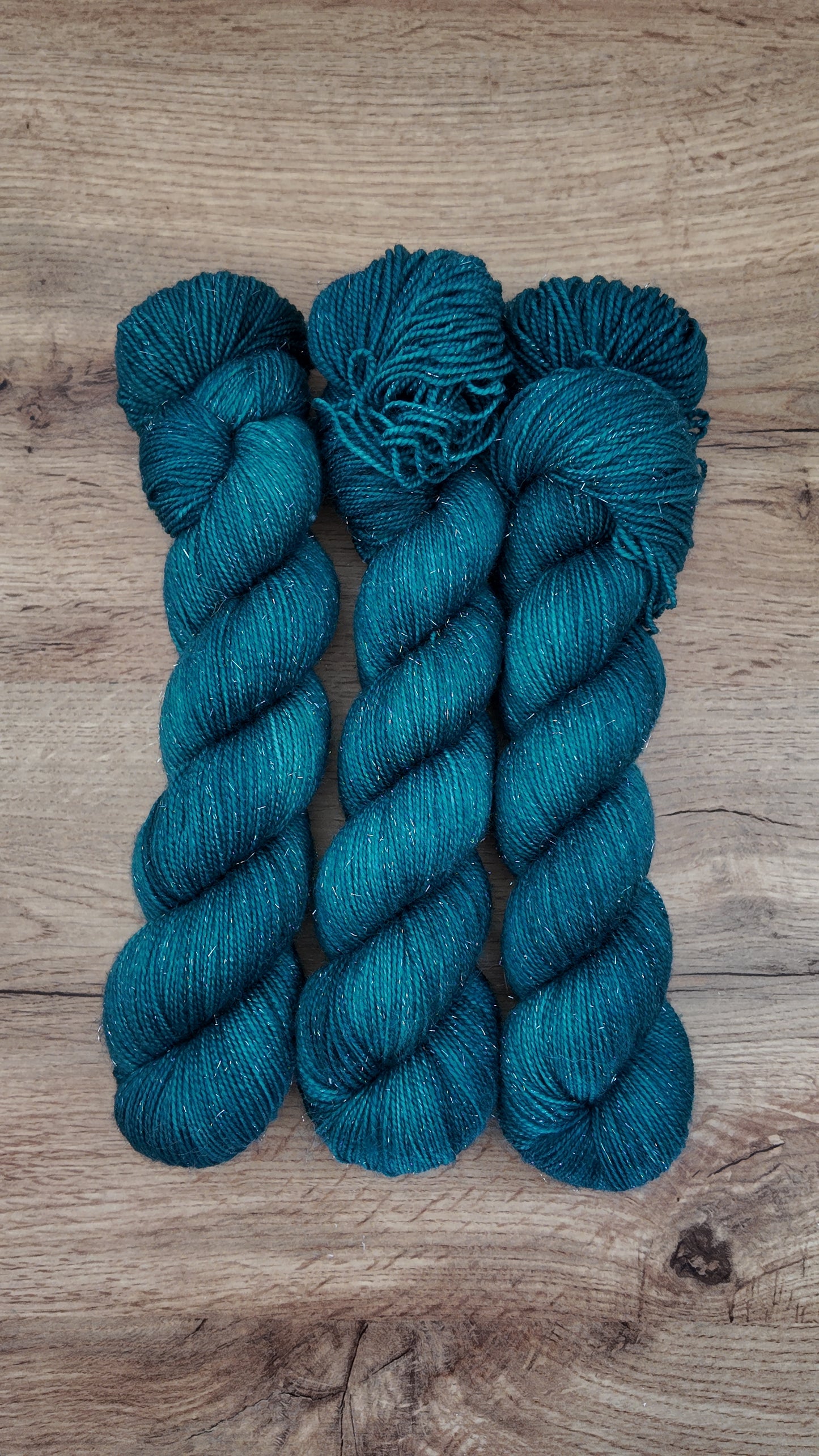 Écheveaux de laine teints à la main • Feather