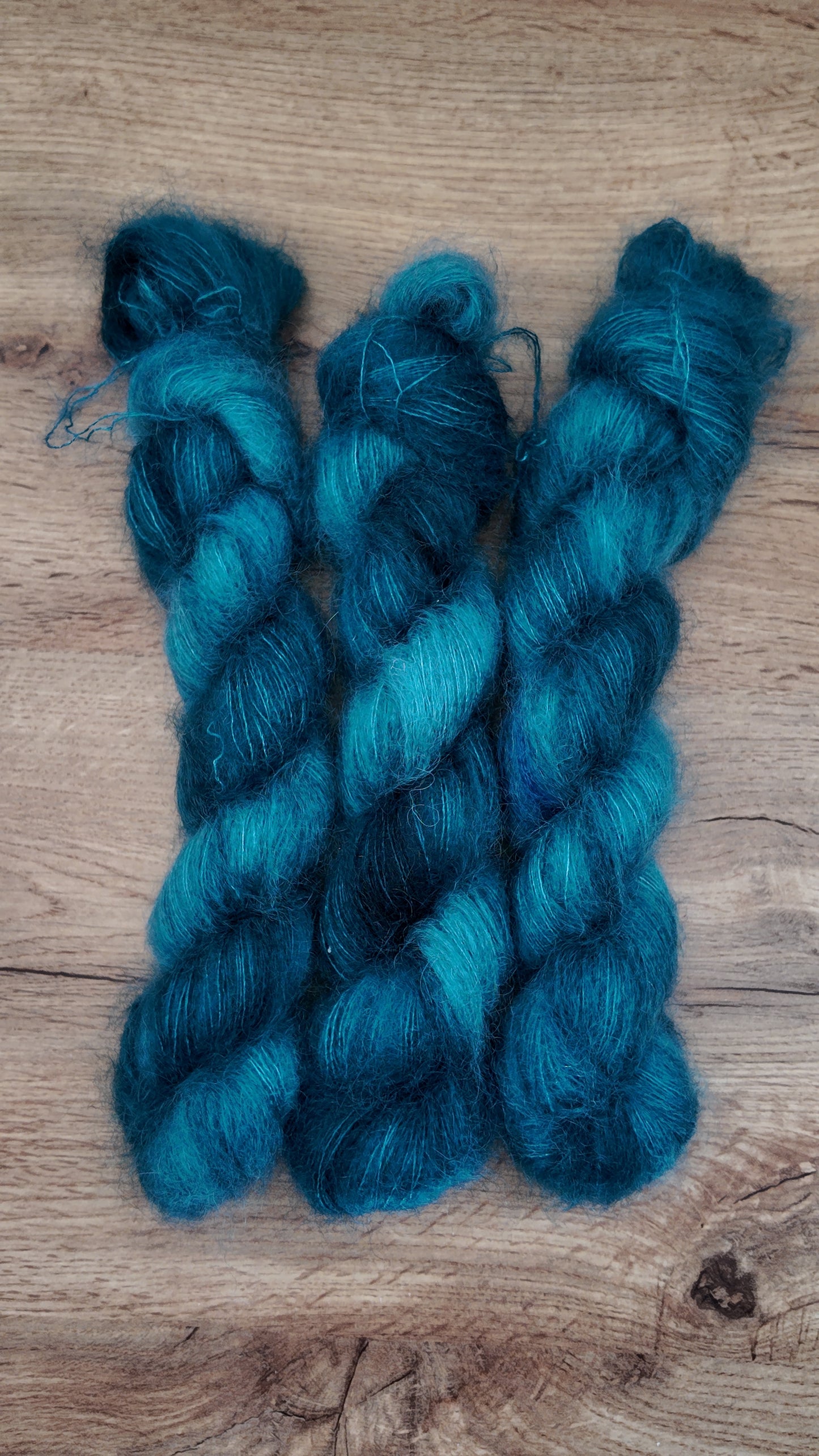 Écheveaux de laine teints à la main • Feather