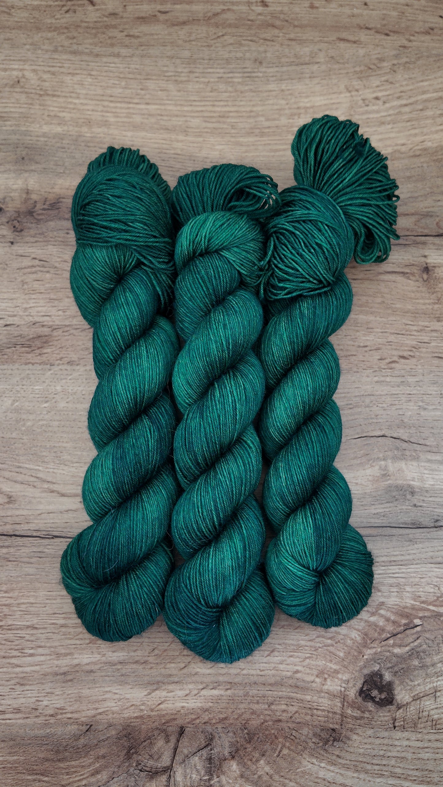 Écheveaux de laine teints à la main • Sylvebarde