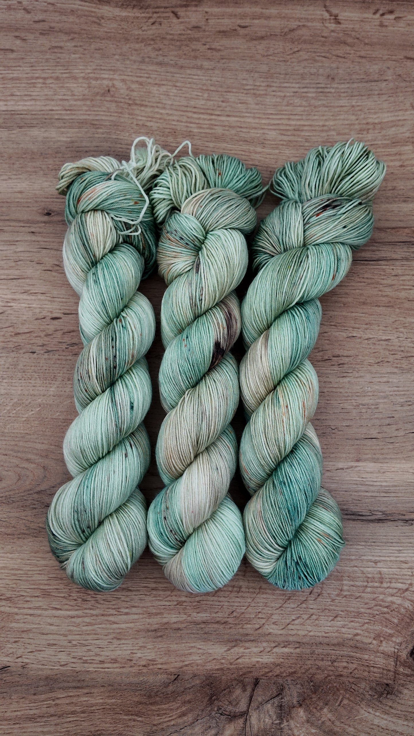 Écheveaux de laine teints à la main • Lorien