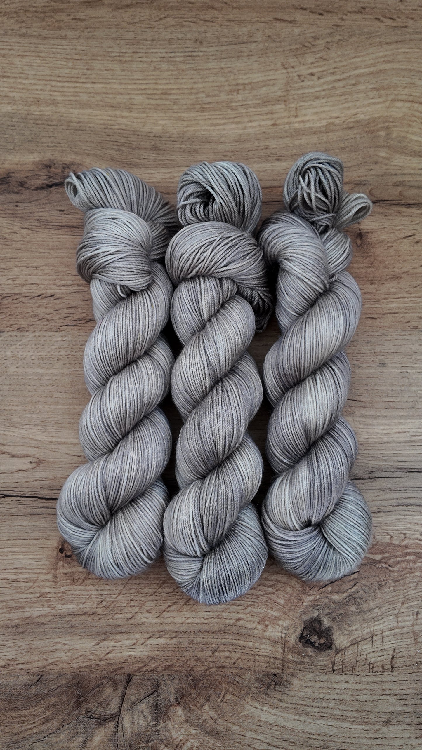 Écheveaux de laine teints à la main • Lin