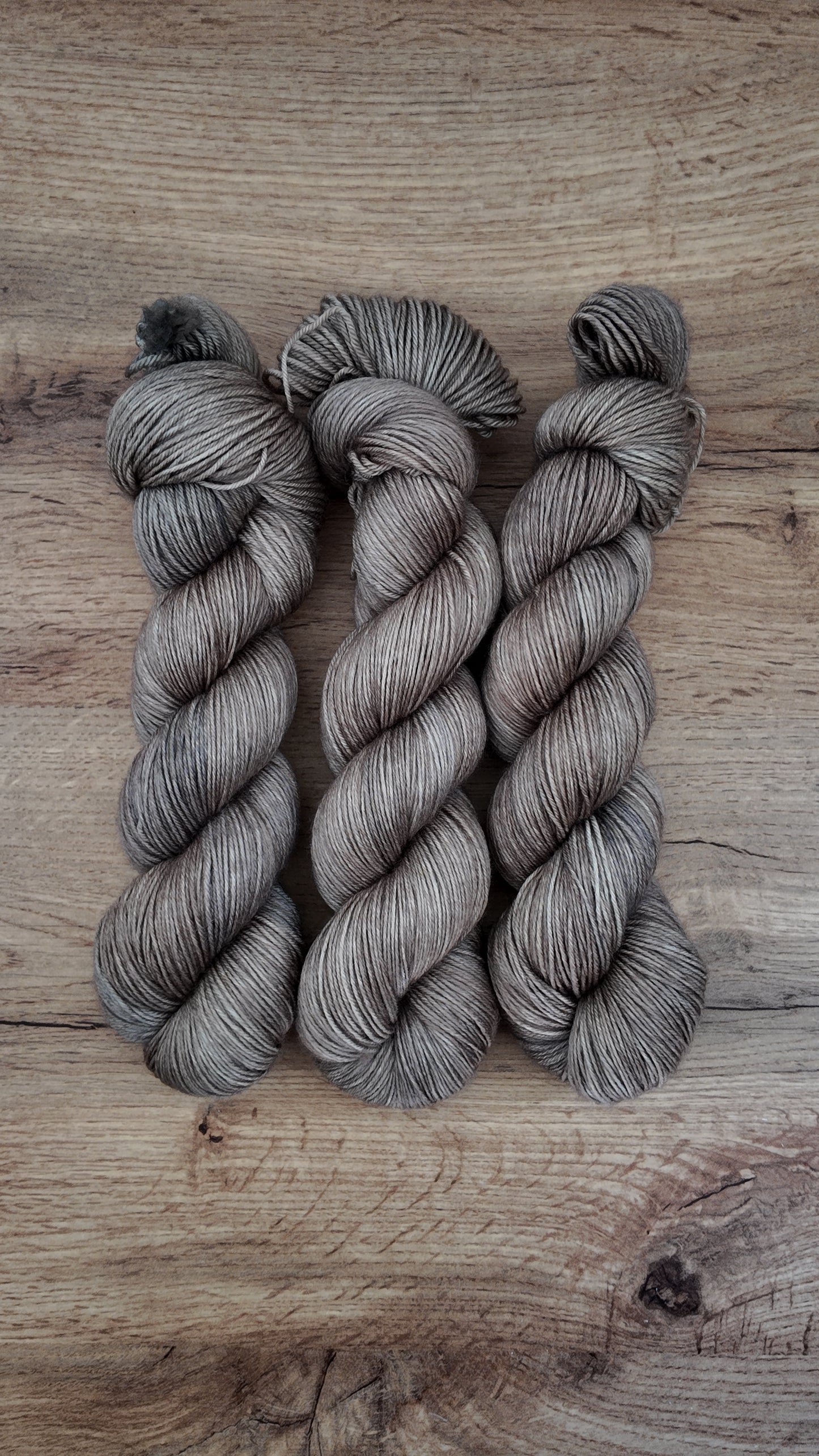 Écheveaux de laine teints à la main • A la recherche de mon Niffleur